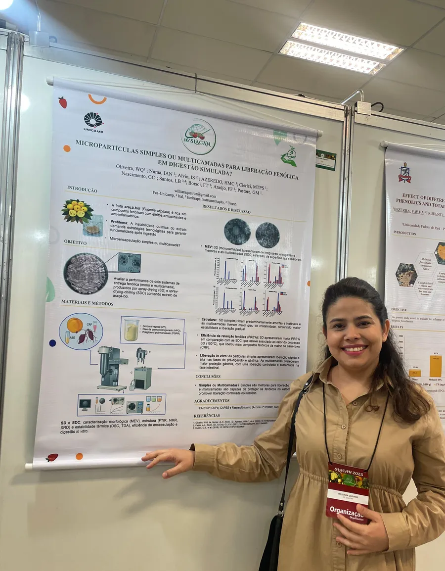 Williara Queiroz apresentando seu pôster de pesquisa sobre micropartículas lipídicas em congresso científico