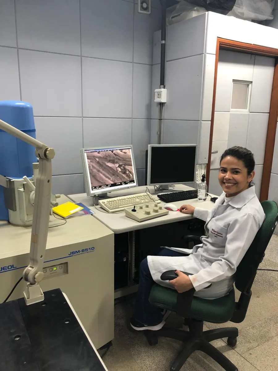 Williara Queiroz analisando micrografias no console de um microscópio eletrônico de varredura